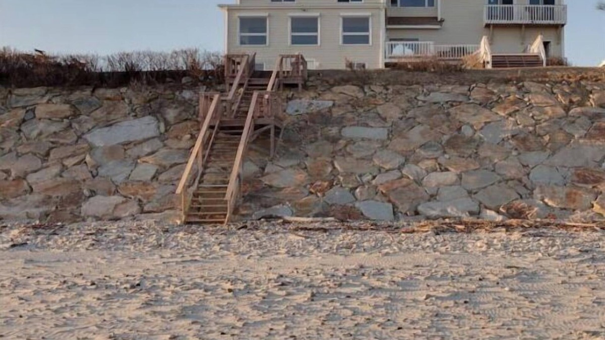 Plymouth House | Beautiful 5 BR 3 Bath Ocean Front with Private Beach!