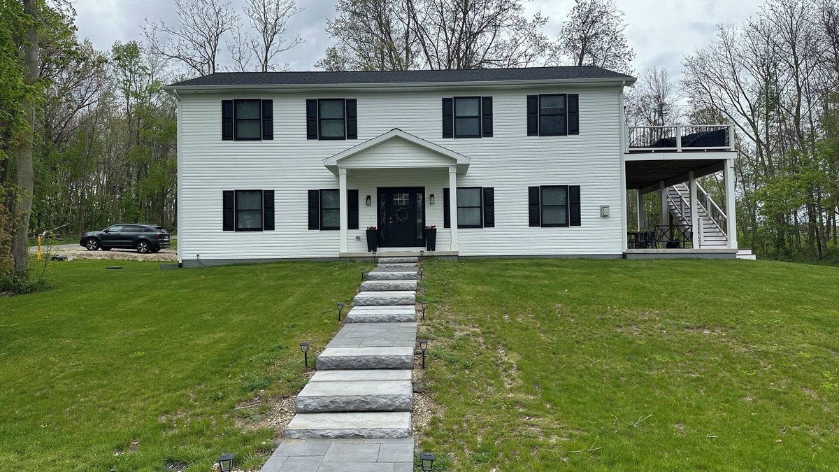 Sister Lakes House | Beautiful 5 star home overlooking Round Lake 6 bedrooms