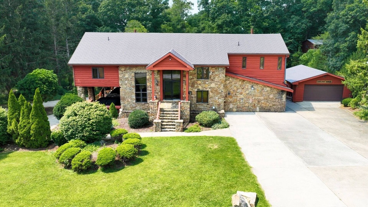 Champion House | Beautiful 6 Bed/4.5 Bath - Close To 7 Springs & Laurel Highlands Attractions