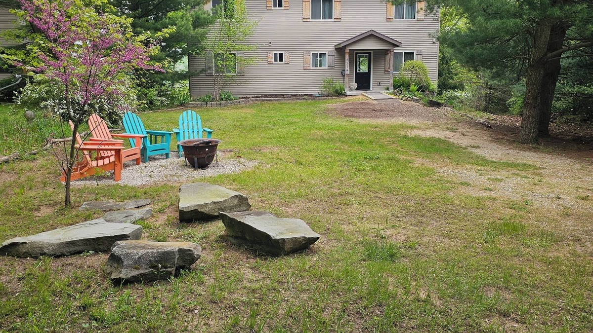 Shelby House | Beautiful 6 bedroom cottage on Stony Creek and Stony Lake