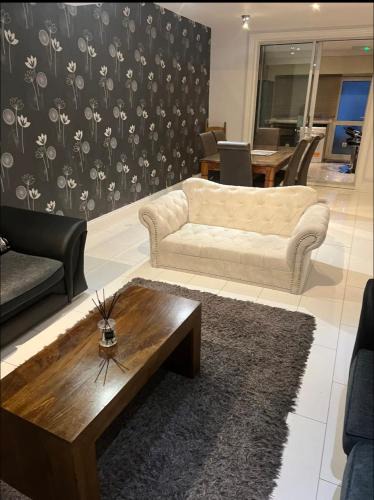 Erith House | Beautiful 6 Bedroom with spacious Lounge & Rooms Free parking