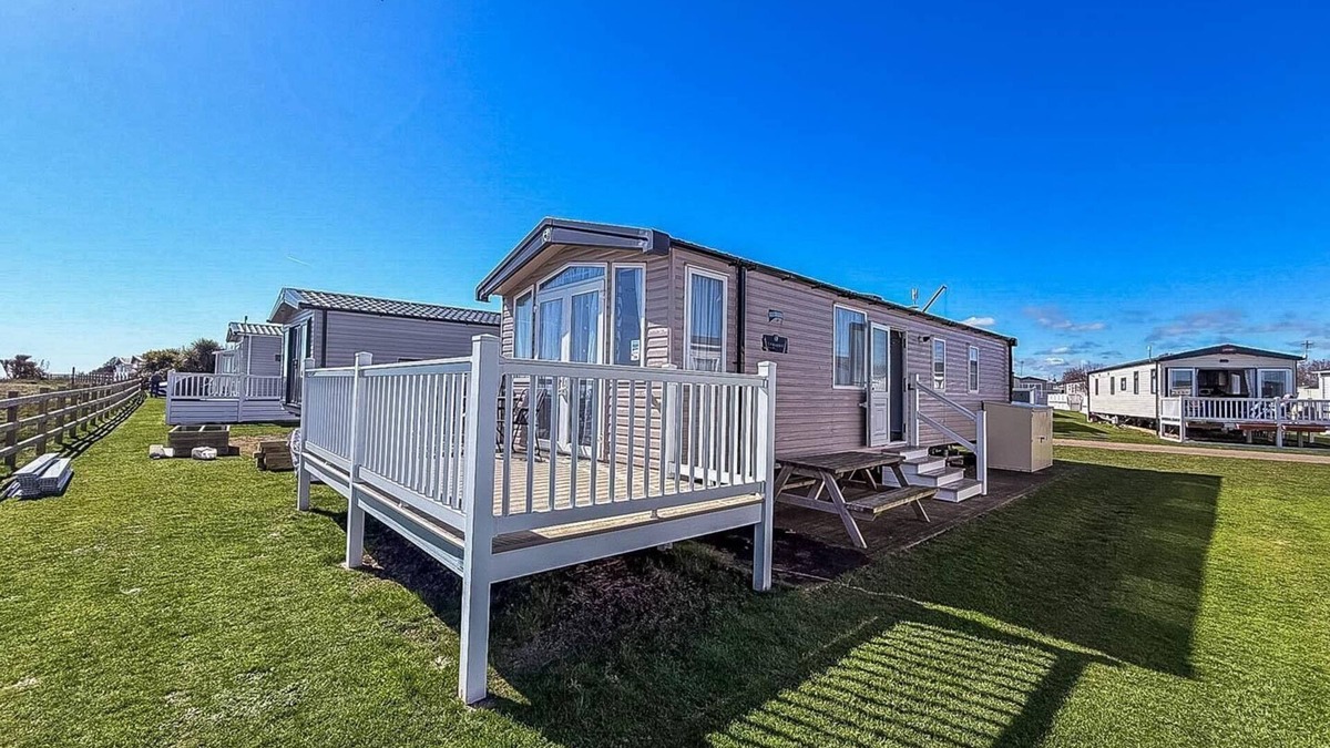 Pakefield House | Beautiful 6 berth caravan with full sea views for hire in Suffolk ref 68004CR