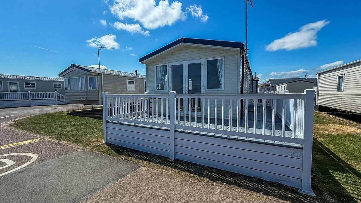 Pakefield House | Beautiful 6 berth caravan with stunning sea views in Suffolk ref 68029CR