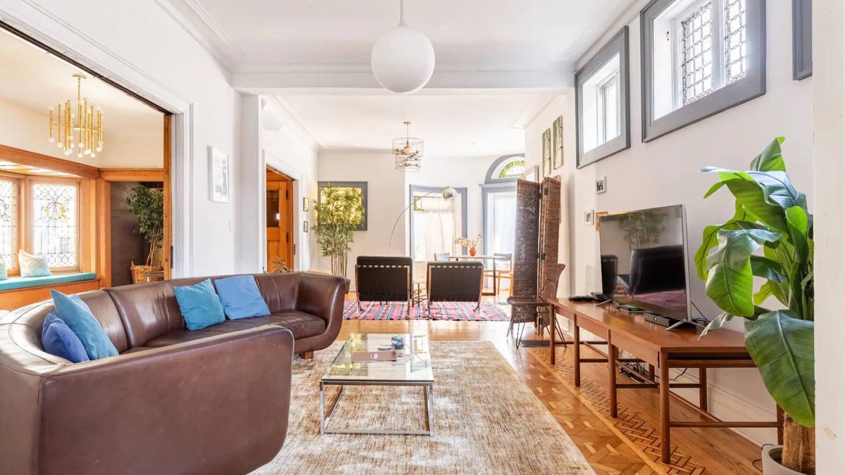 Uptown House | Beautiful 6BR mansion, 4 parking spots, sleeps 21! Walk to Wrigley & the lake!