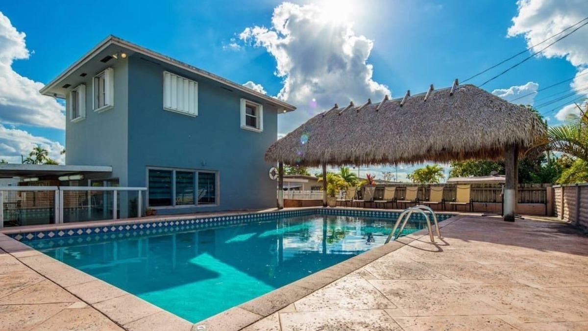 Hialeah Villa | Beautiful 7-Bedroom Villa with Pool
