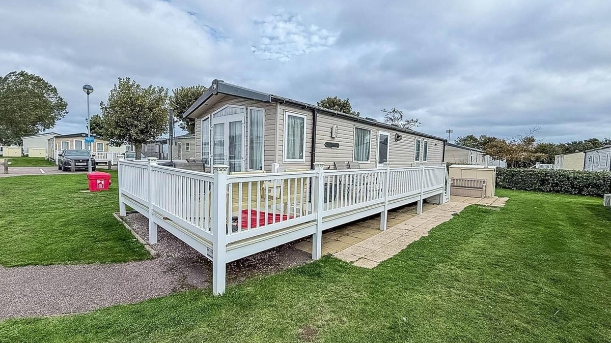 Great Yarmouth House | Beautiful 8 berth caravan for hire at Seashore Haven Park in Norfolk ref 22039C