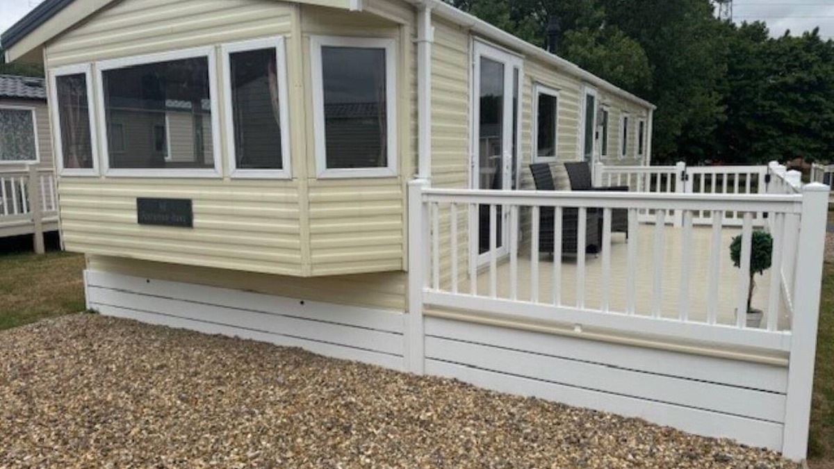Hopton House | Beautiful 8 berth caravan with decking at Caldecott Park, Norfolk ref 91046C