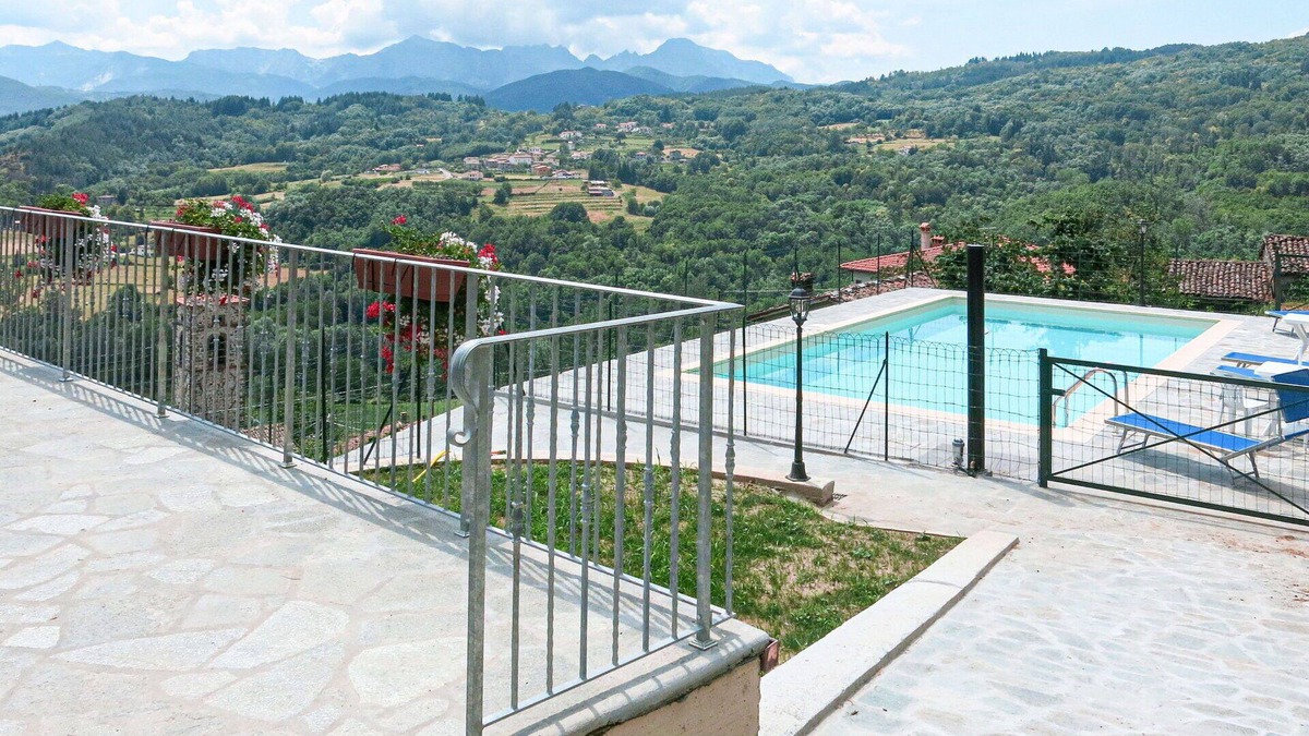 Villa Collemandina Villa | Beautiful apartment in villa for 5 guests with pool, WIFI, terrace and pets allowed