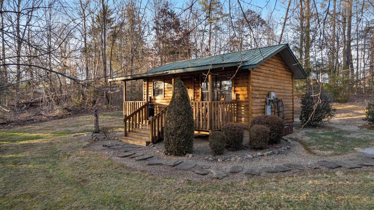 Sevierville Cabin | Beautiful, Affordable, Cabin Near Pigeon Forge For Couples!
