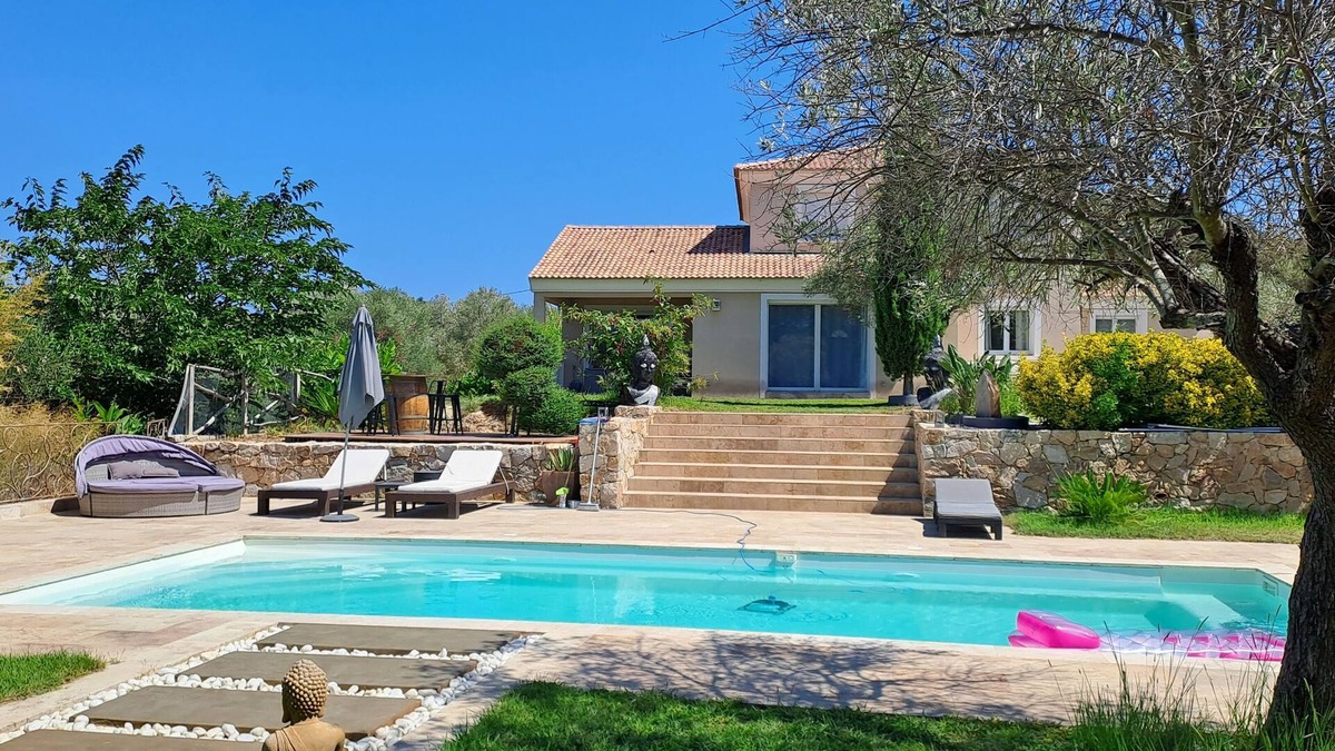 Belgodere House | Beautiful air-conditioned villa with jacuzzi pool, large, quiet property with trees.