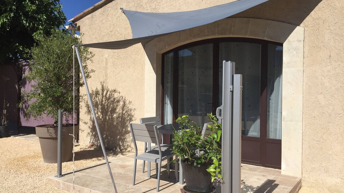 Taillades Apartment | Beautiful air-conditioned apartment with swimming pool at the foot of the Luberon