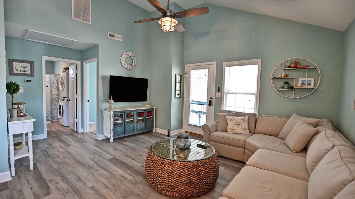 Clearwater Cottage | Beautiful and Completely Renovated 2 Bedroom/1.5 Bathroom Cottage nestled near the Beach! Pool, Tennis, WIFI and more!