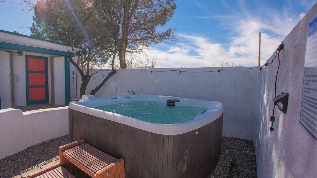 North Valley House | Beautiful and fun 3 bedroom house with a hot tub, arcade games and lots of room.