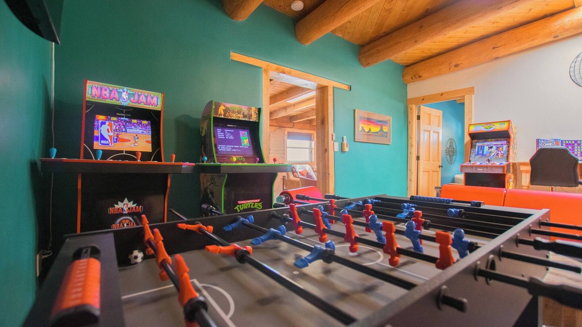 North Valley House | Beautiful and fun 5 bedroom house with a hot tub, arcade games and lots of room.