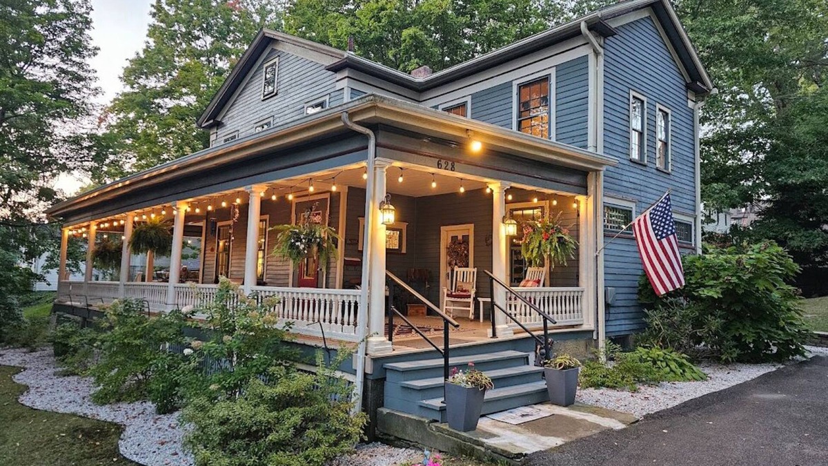 Meadville House | Beautiful and historical 6-bedroom house with AC & WiFi in lovely Meadville