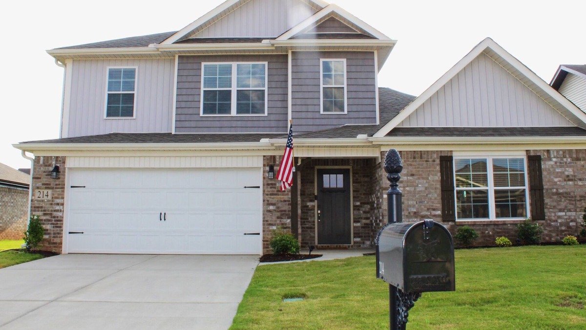 Normal House | Beautiful and spacious 4 bedroom home with loft and large yard.