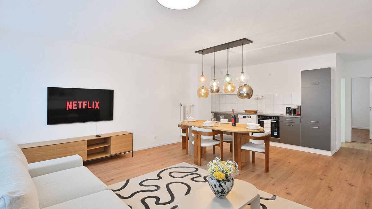 Elberfeld-Mitte Apartment | Beautiful and Spacious 4-room Apt in Wupper City Center With Kitchen, Free Wifi