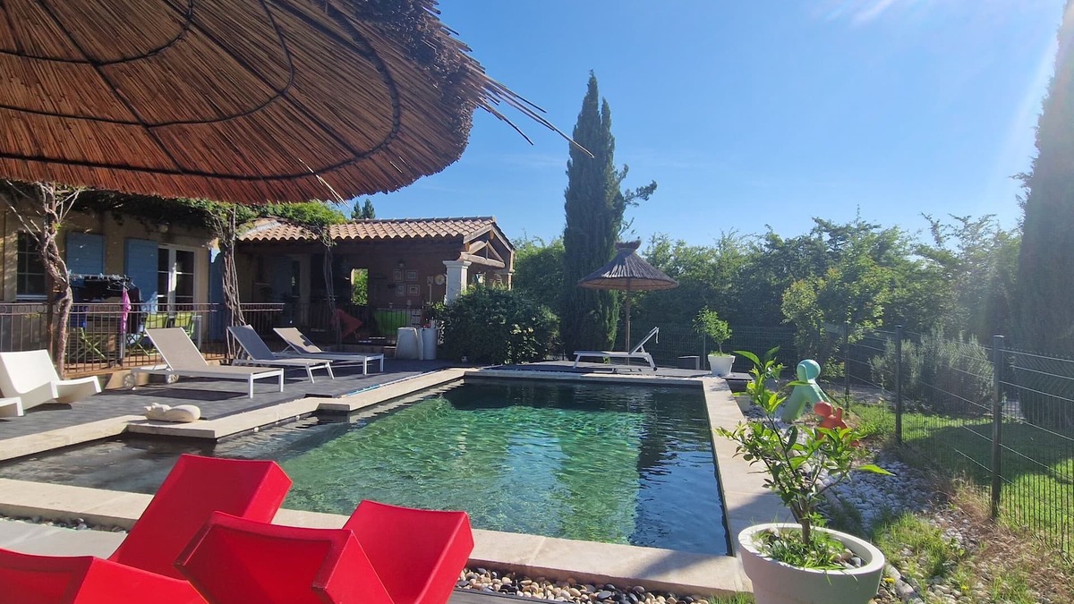 Le Thor House | Beautiful and spacious property with pool, garden and trees