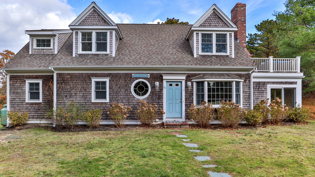 West Chatham House | Beautiful and Spacious, Sleeps 10 and a Quick Walk to Chatham's popular Harding's Beach!