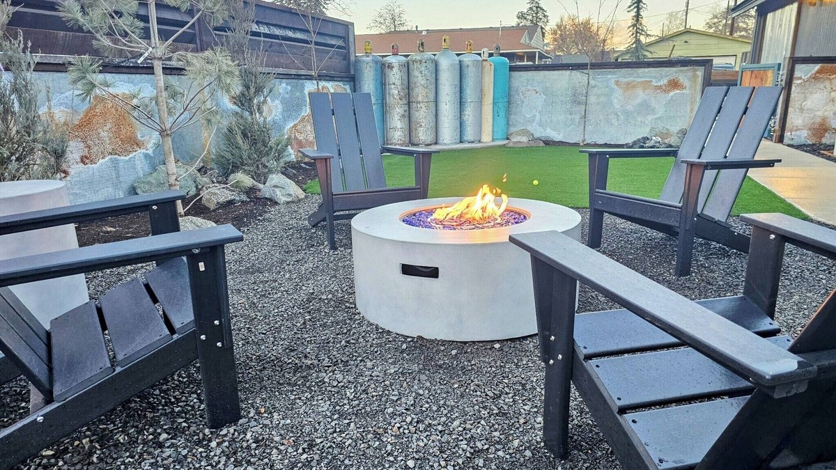 Ellensburg House | Beautiful and unique 1 bedroom home close to downtown with hot tub!