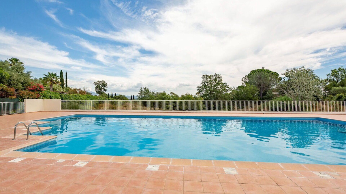 La Rouviere Apartment | Beautiful apartment for 4 guests with WIFI, pool, A/C, TV and patio