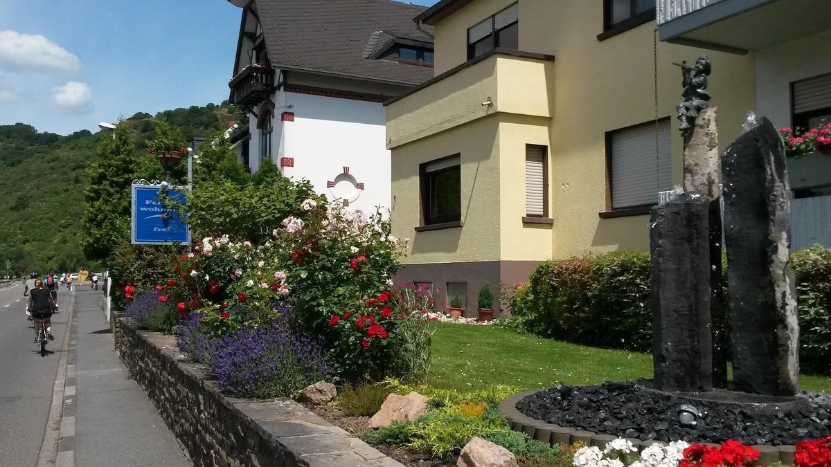 Kamp-Bornhofen Apartment | Beautiful apartment balcony/Rhine view: Rhine, Rheinsteig, hiking box spring bed
