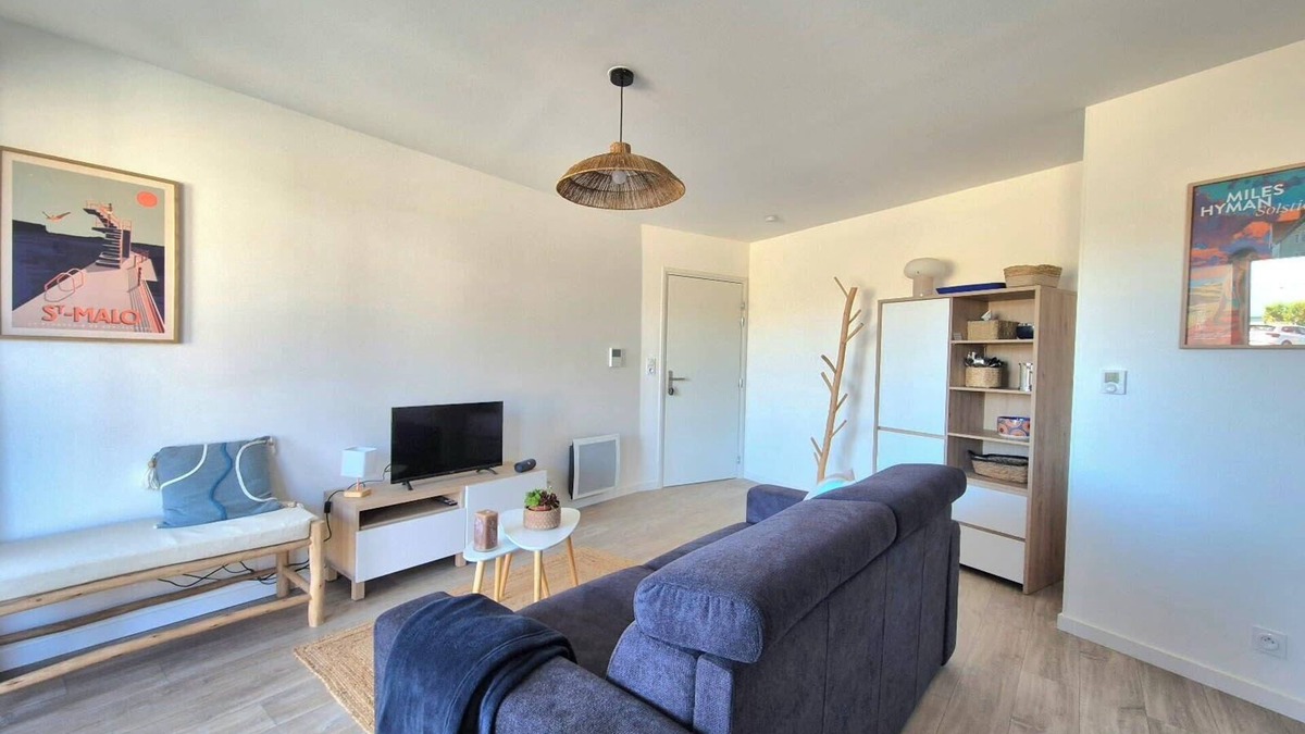 Saint-Coulomb Apartment | Beautiful apartment with balcony and garden