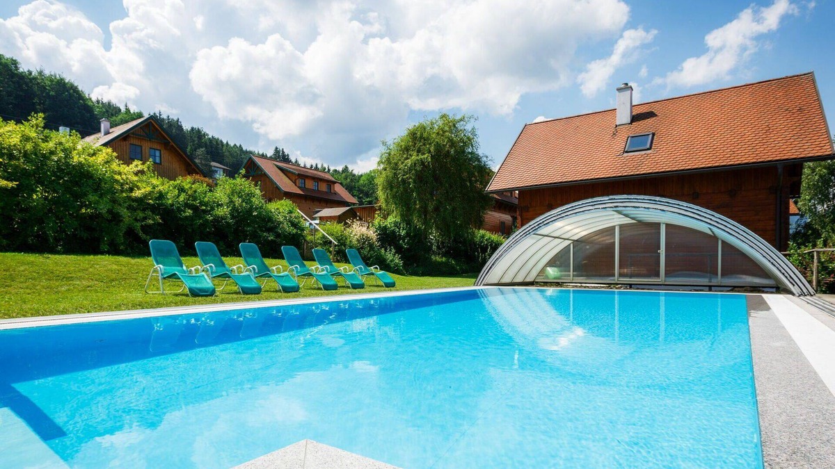 Schlierbach House | Beautiful apartment in villa for 6 guests with pool, WIFI, TV, terrace and pets allowed