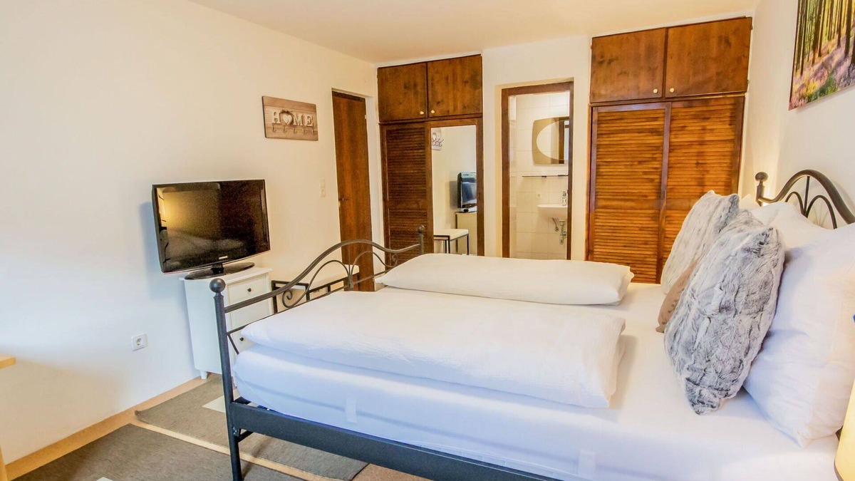 Axams Apartment | Beautiful apartment for 2 people with WIFI, TV and pets allowed
