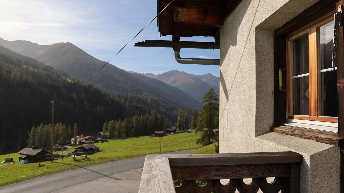 Frauenkirch Apartment | Beautiful apartment for 3 people with WIFI, TV, terrace and panoramic view