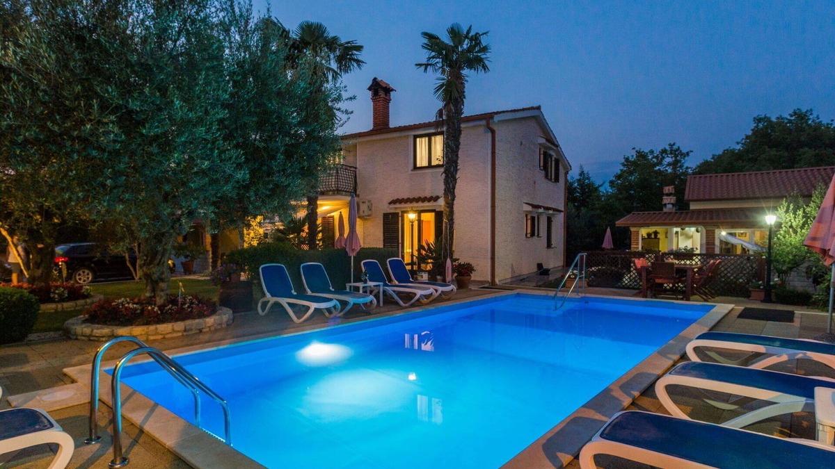 Vrznaveri Apartment | Beautiful apartment for 5 people with WIFI, pool, A/C, TV, terrace and pets allowed