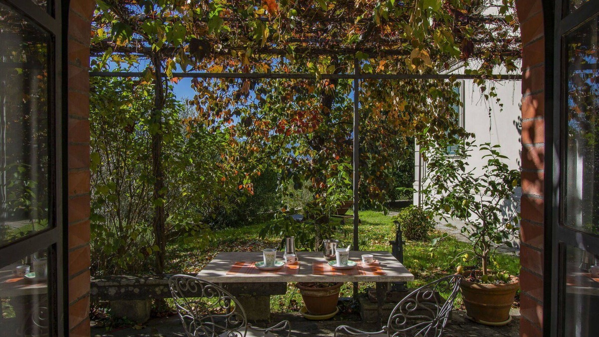 Barga Apartment | Beautiful apartment for 2 people with private pool, TV, patio and pets allowed