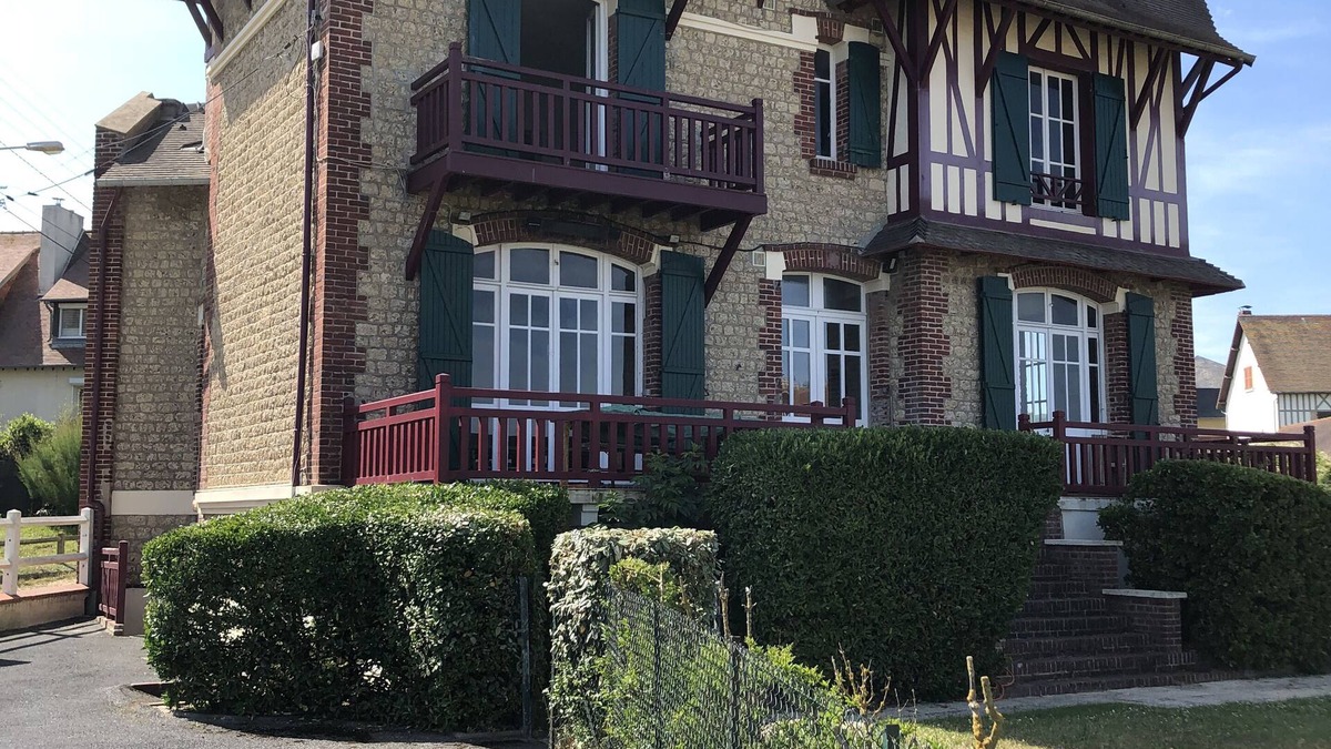 Benerville-sur-Mer Apartment | Beautiful apartment with terrace and sea view just outside Deauville