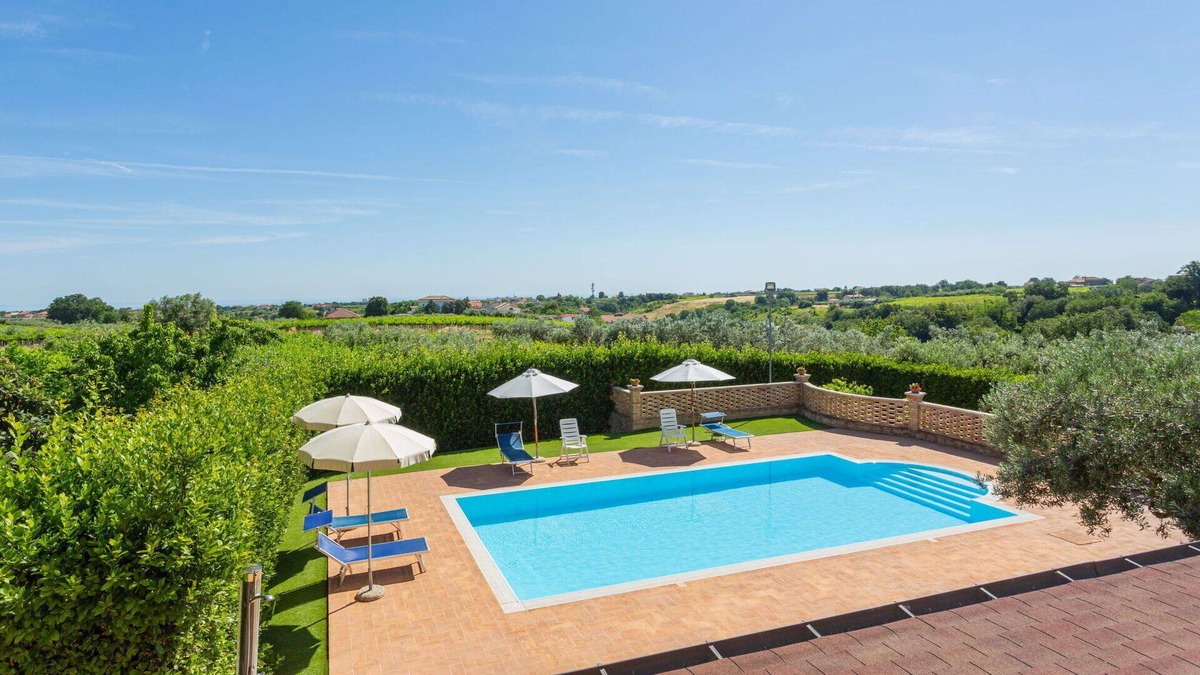 Crecchio House | Beautiful apartment in villa for 4 guests with WIFI, pool, TV, terrace and pets allowed
