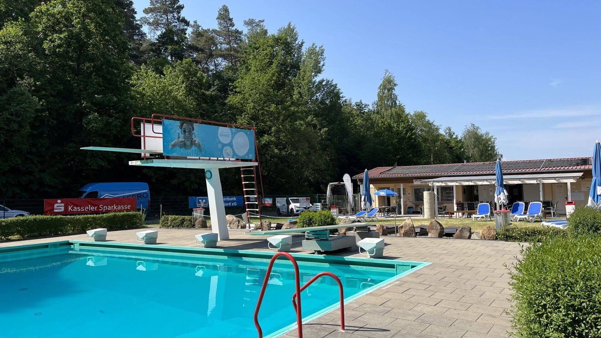 Bad Emstal House | Beautiful apartment in villa for 3 people with pool, WIFI, TV, terrace and pets allowed