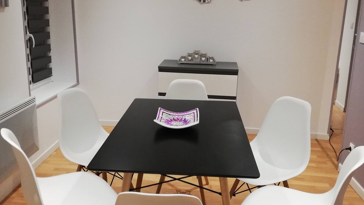 La Fere Apartment | beautiful apartment in old and quiet residence