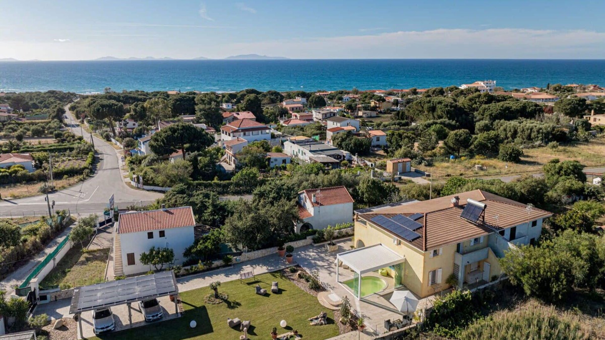 Eden Beach Villa | Beautiful apartment in villa for 5 people with WIFI, A/C, pool, TV and patio