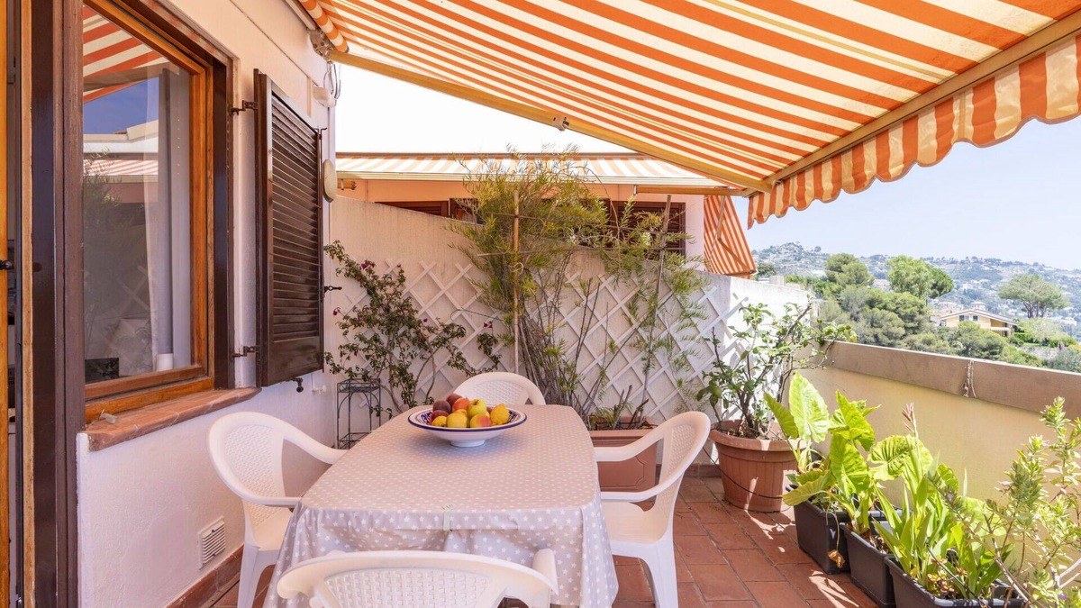 Ospedaletti Apartment | Beautiful apartment for 4 people with A/C, WIFI, pool, terrace and pets allowed