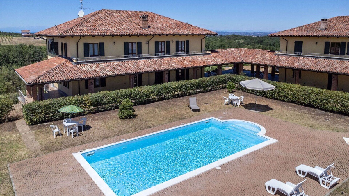 Mombaruzzo Apartment | Beautiful apartment for 12 people with pool, WIFI, TV, balcony and pets allowed