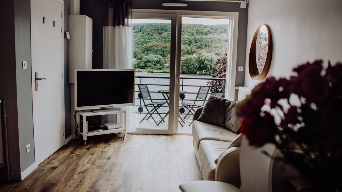 Vernon Apartment | Beautiful apartment on the banks of the Seine at Vernon Giverny sleeps 4