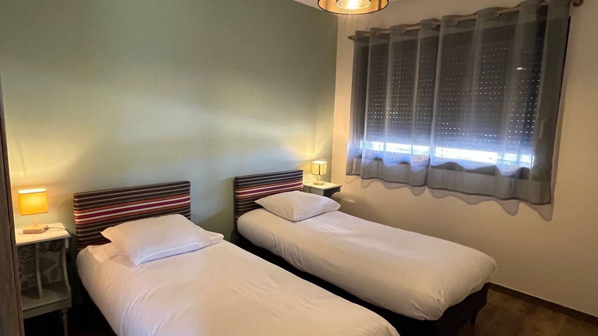 Meximieux Apartment | Beautiful apartment with terrace, facing Pérouges, quiet, close to center