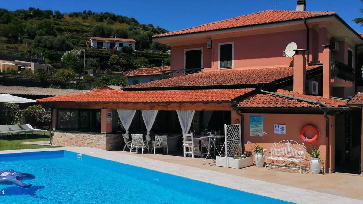 Imperia Apartment | BEAUTIFUL APARTMENT X 5 WITH HOT-HUB POOL ABOUT 2 KM FROM THE SEA