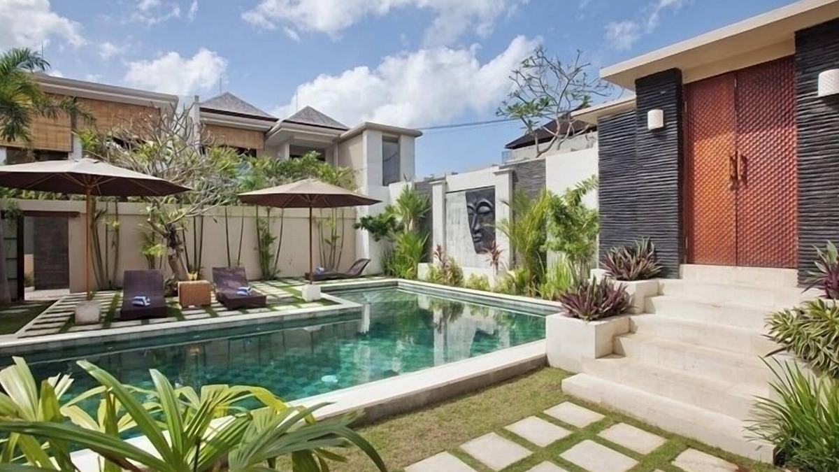 Batubelig Villa | Beautiful appointed, 6 Bedroom Villa, Walk To Batu Belig Beach