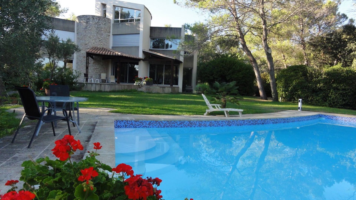 Quartier des Espesses House | Beautiful architect-designed house set in wooded grounds around a large swimming pool
