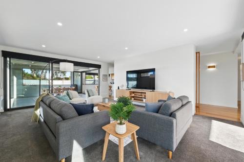 Lauderdale House | Beautiful Balook - 3 Bedroom Beach House