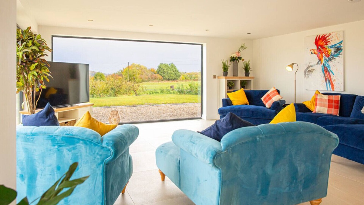 Cropthorne House | Beautiful Barn Conversion - Orchard Escape for 12