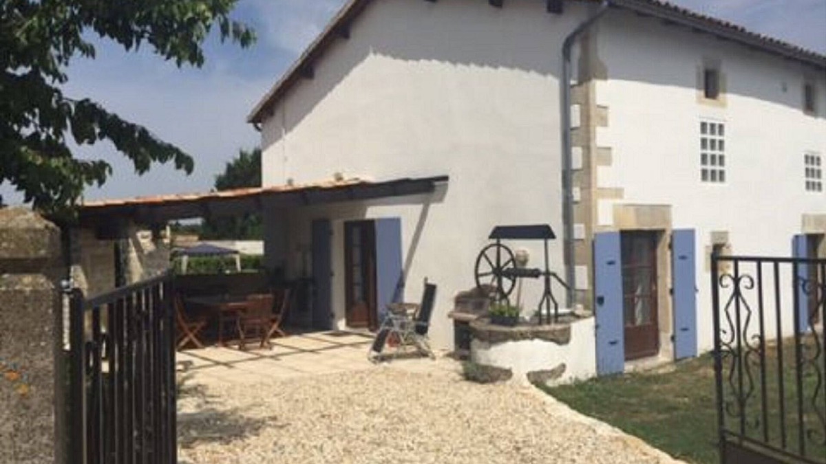 Brettes House | Beautiful Barn Conversion Close to Lake