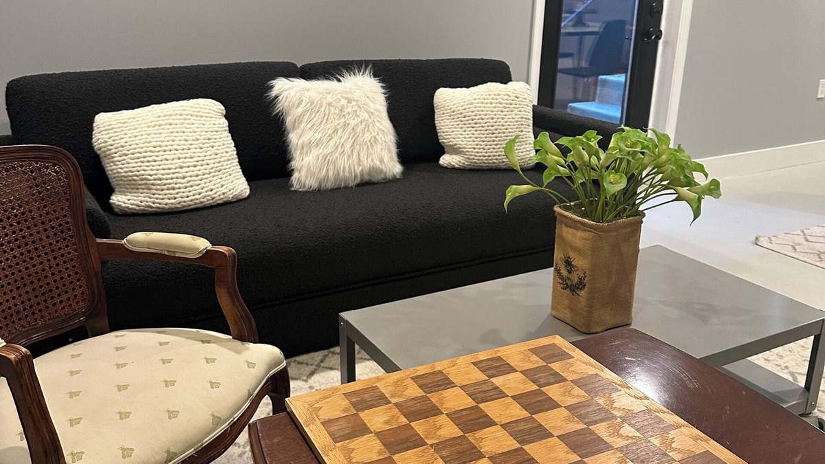 Mantua Apartment | Beautiful basement apartment with private entrance