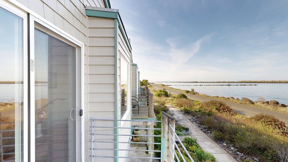 Newport House | Beautiful Bayfront Townhouse with Amazing Bridge Views, Next to the State Park