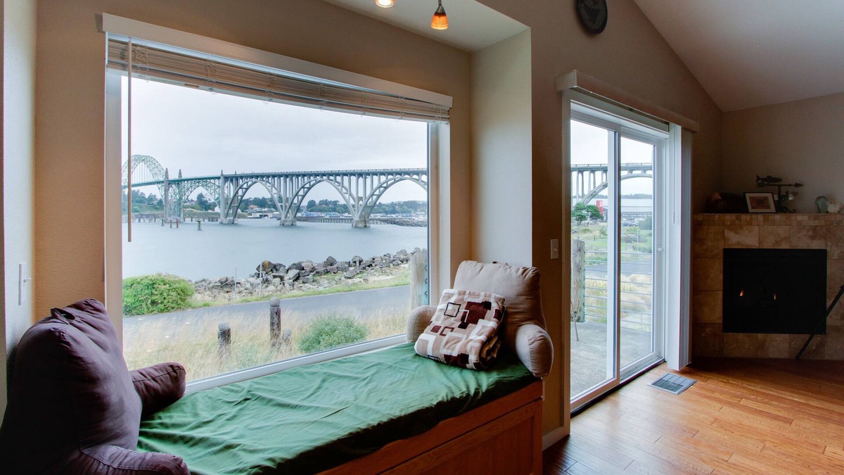 Newport House | Beautiful Bayfront Townhouse with Amazing Bridge Views, Next to the State Park